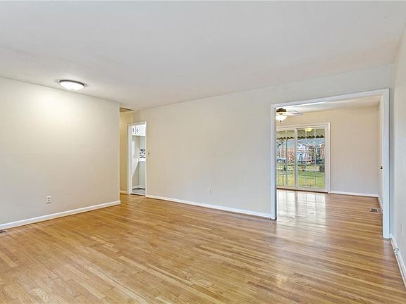 5th image of 319 Ronald Dr