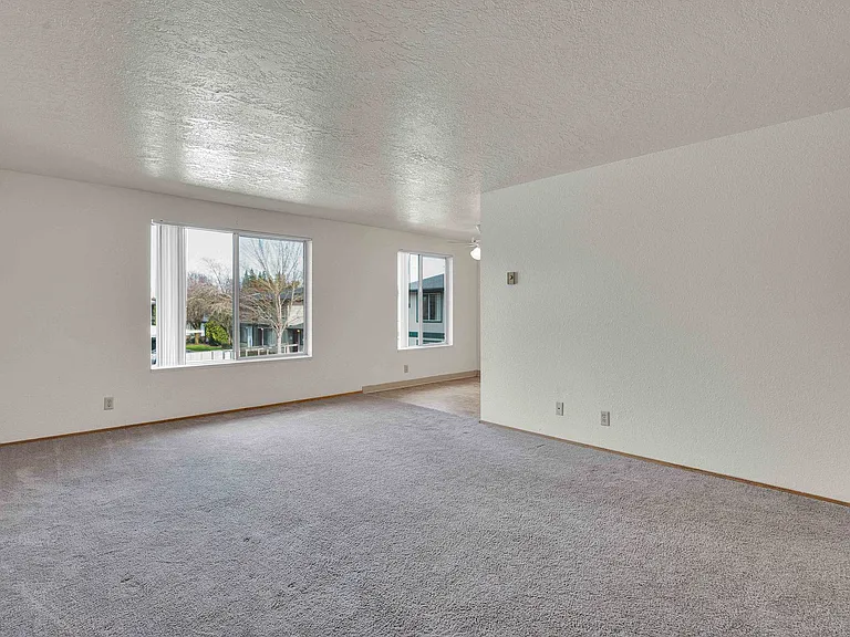 Carlton Square Apartments — Photo 4