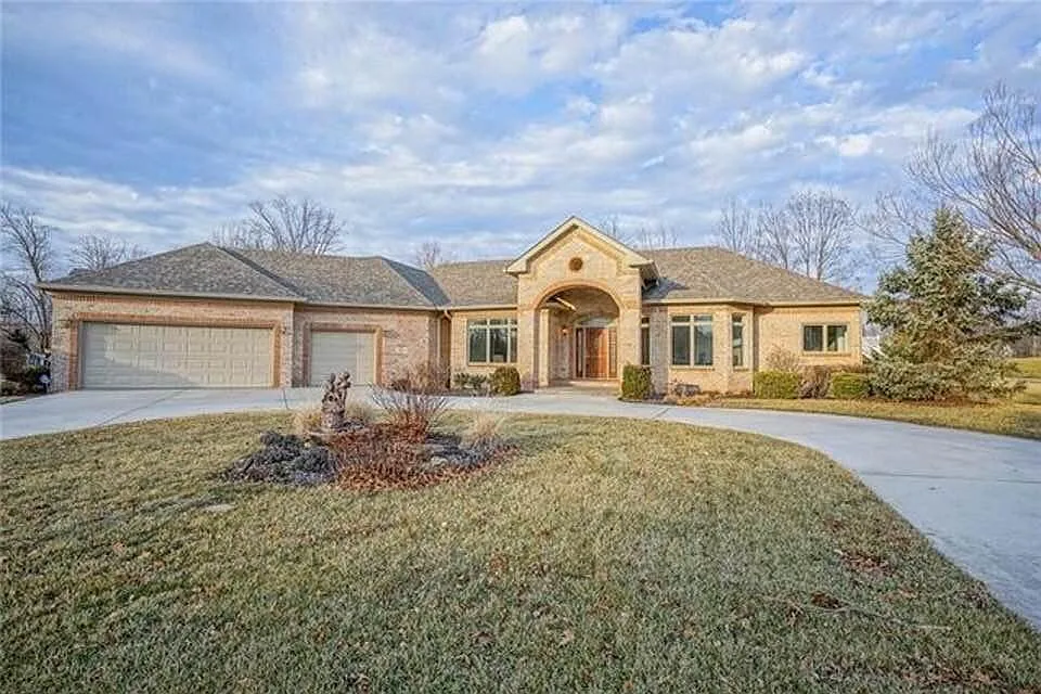 3 bed, 2.5 bath, 3919 sqft, $3,499 — Photo 3
