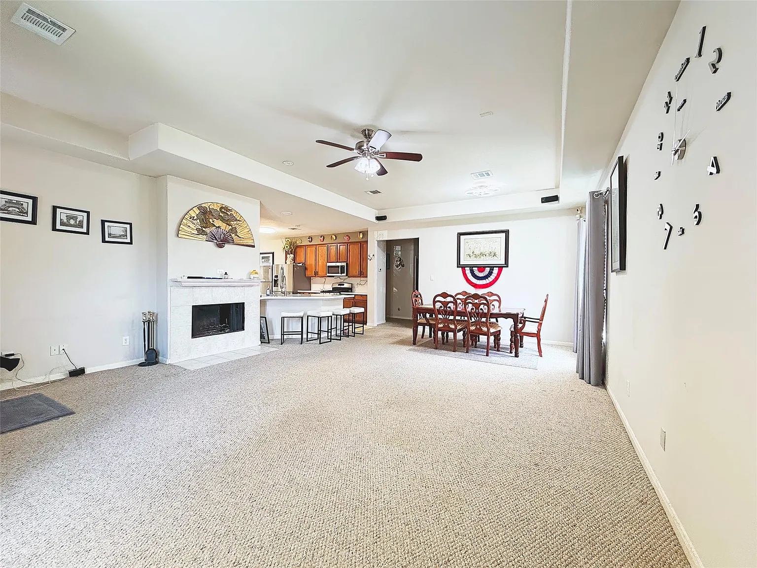 4 bed, 2.0 bath, 1916 sqft, $2,200 — Photo 4