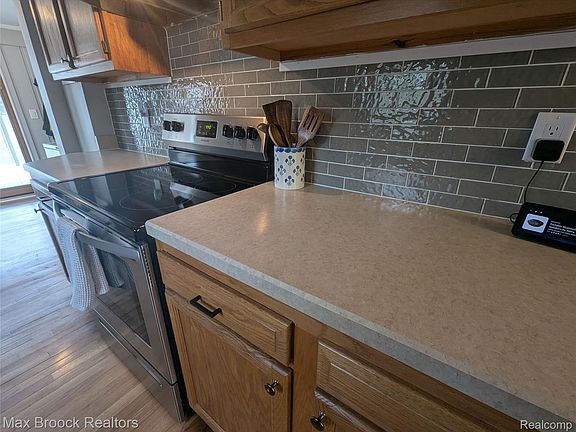 4th image of 6227 Clarkston Rd