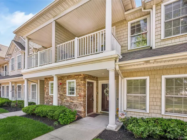 32 Della Drive, West Babylon, NY 11704
