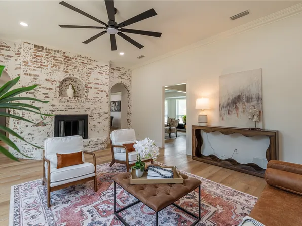 2052 Parkridge Dr, Hurst, TX 76054