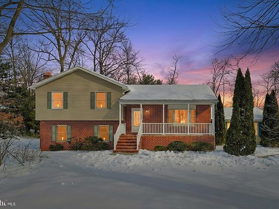 2nd image of 13525 Center Rd