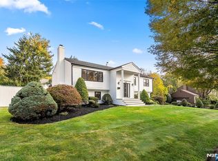 812 Ridgewood Ave, Oradell, NJ 07649