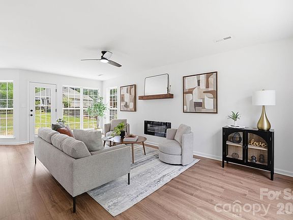 3rd image of 8106 Castlemaine Dr