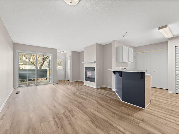 4th image of 575 Mission Hills Way W