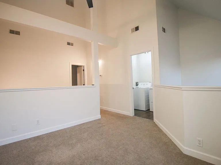 1225 S Lawton Ave — Photo 8