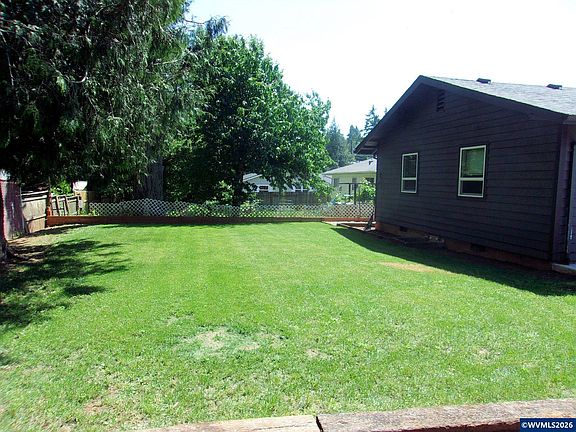 3rd image of 412 SW Fir St