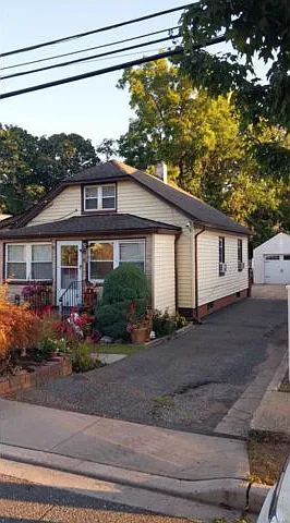 628 Hill St — Photo 1