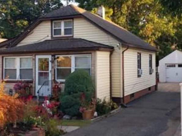 628 Hill St, Uniondale, NY 11553