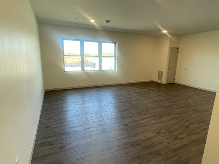 101 Main St S #212 — Photo 4