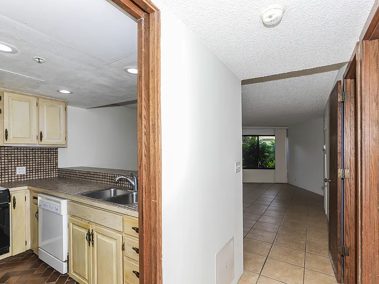 555 Hahaione St #B100 — Photo 19