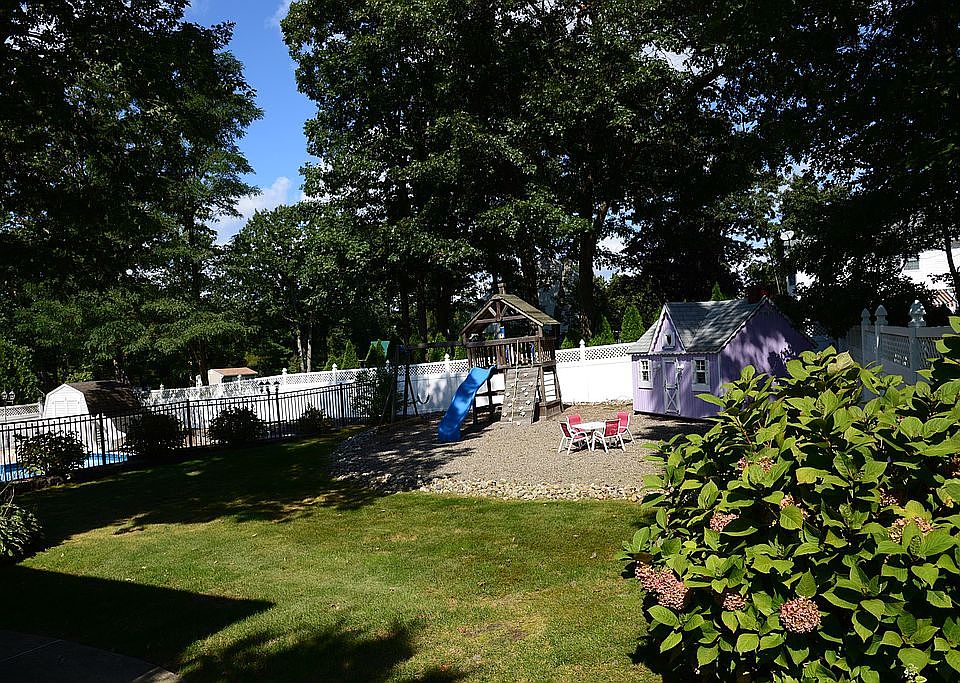 2nd image of 1311 Indian Hill Rd