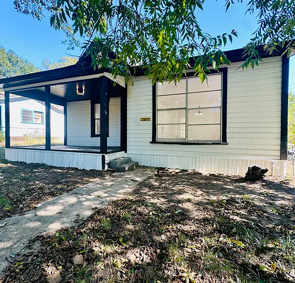 2300 Bryan St — Photo 2