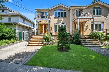 22-07 Parsons Boulevard