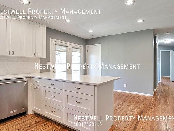 4th image of 1335 E Maplewood Dr #A