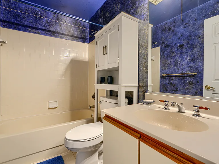 2nd Bathroom with Tub/shower