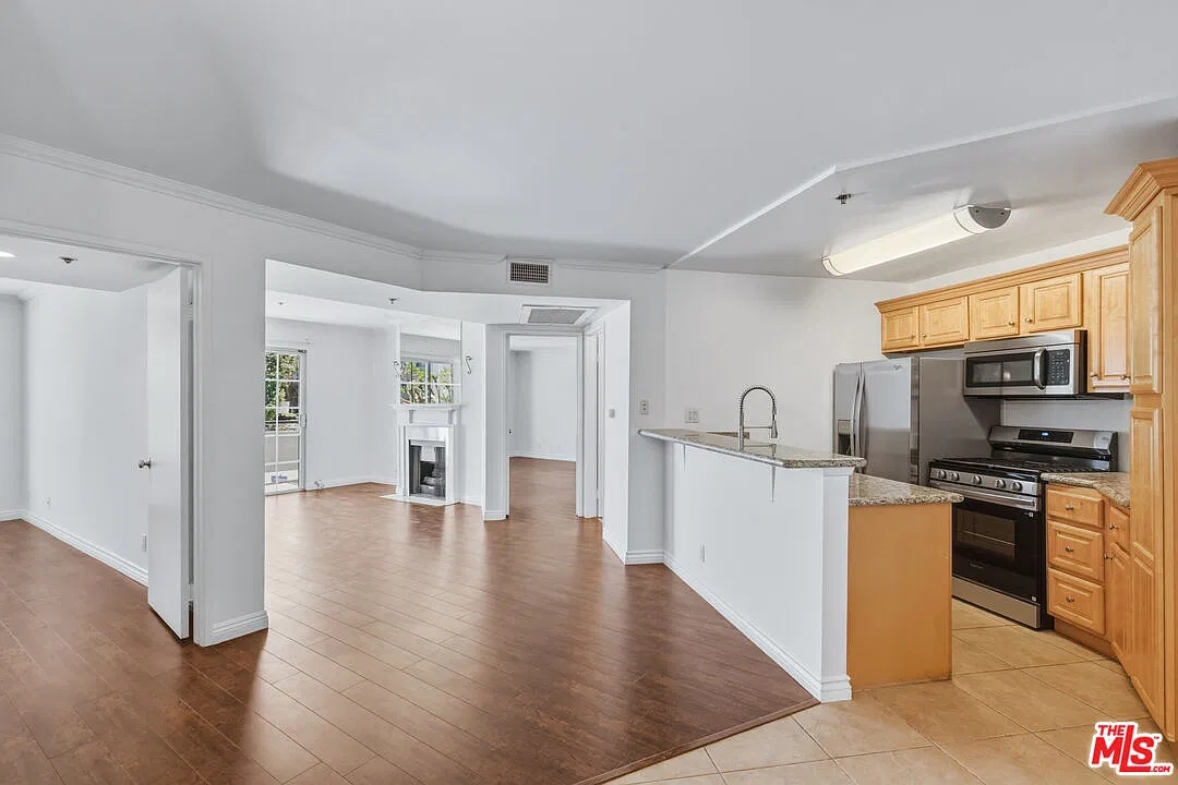 2 bed, 2.0 bath, 870 sqft, $2,800 — Photo 1