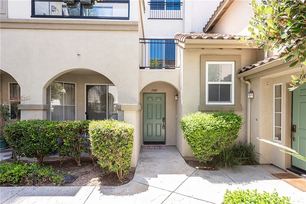 1 bed, 1.5 bath, 890 sqft, $3,100 — Photo 1