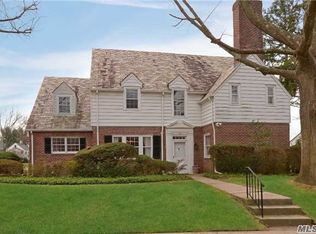 100 Newmarket Rd, Garden City, NY 11530