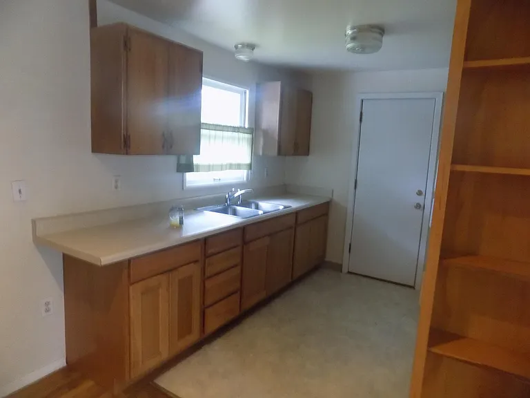 12020 SW Lincoln Ave — Photo 6
