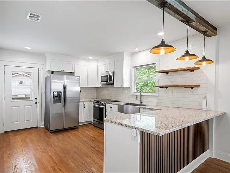 1060 Regent St SW — Photo 7