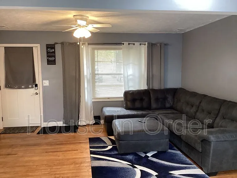 64 Valentine St E — Photo 3