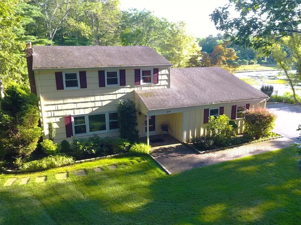 8 Scout Trail, Ridge, NY 11961