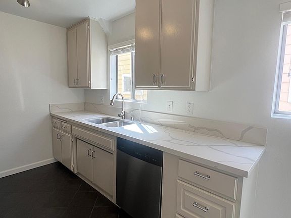 4th image of 5439 Whitsett Ave #6