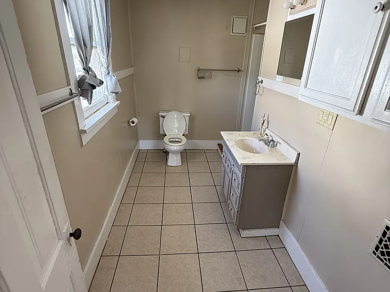 1021 Harlem Blvd #2 — Photo 6