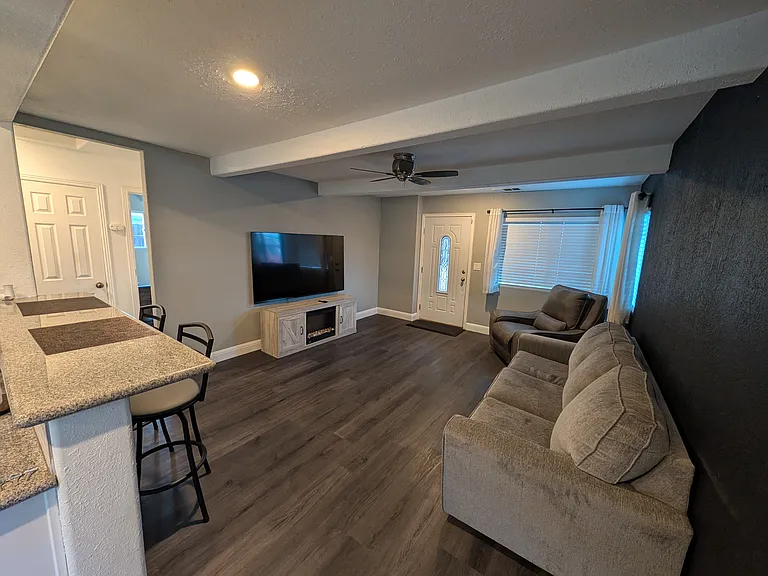 433 W H St — Photo 4