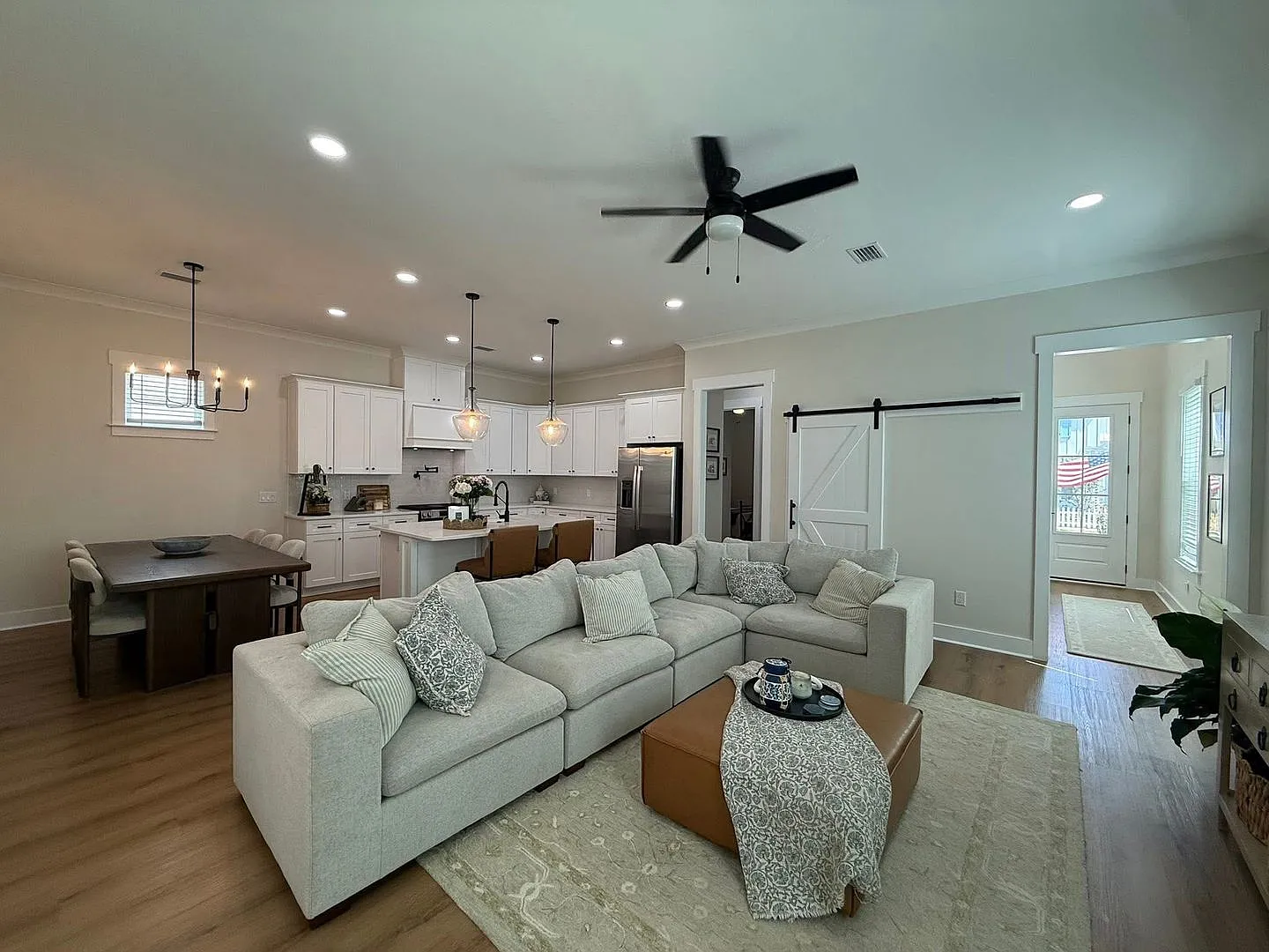 Beautiful 5-Bedroom Home in Deer Moss Creek Niceville with lawn care included — Photo 2