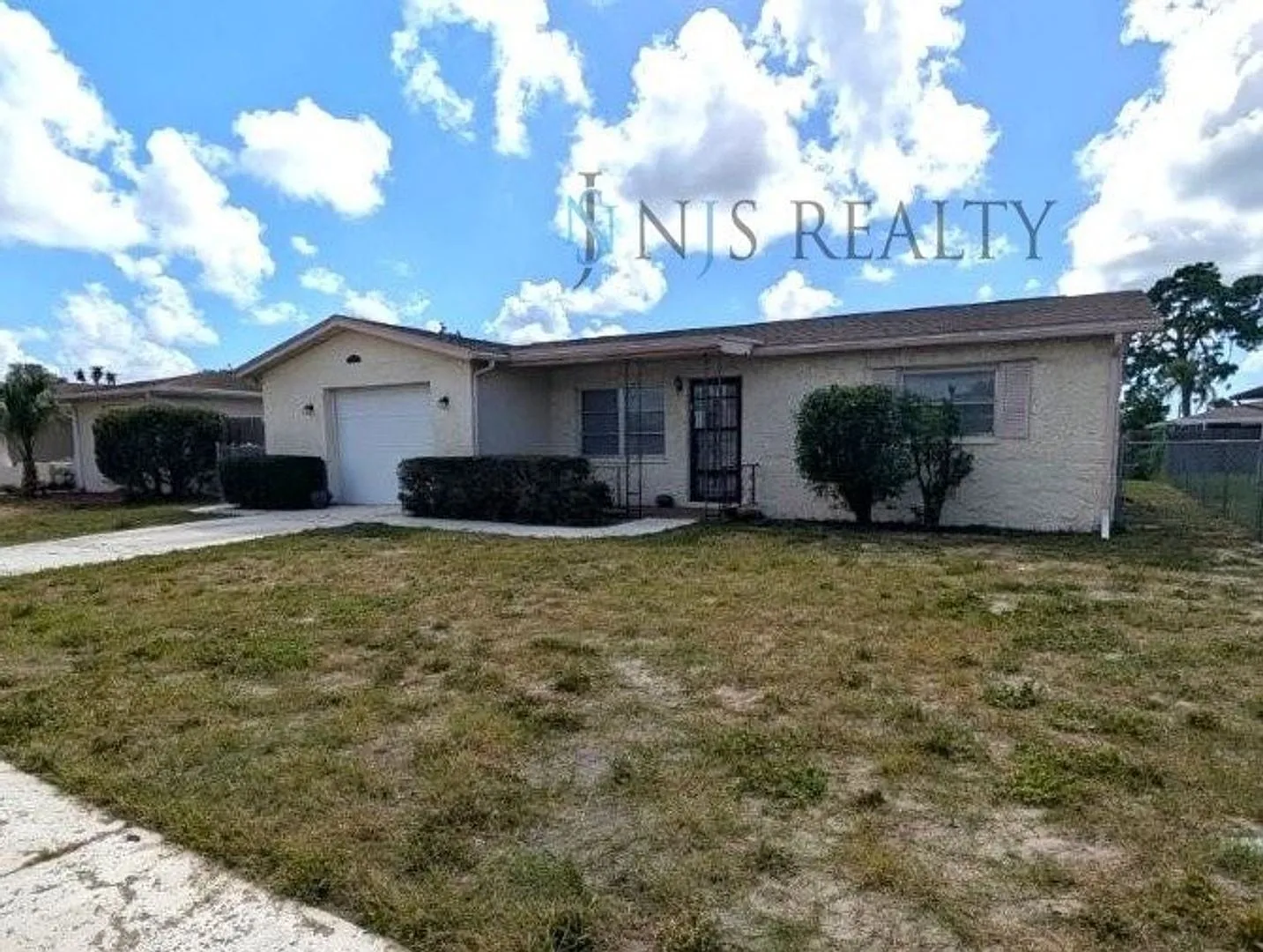 3/2/1 1014 Sq. Ft. home with all tile floors, Large open floorplan, and enclosed porch with fence... — Photo 3