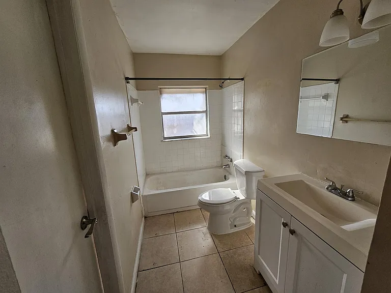 2556 NW 52nd Ave #D19 — Photo 6