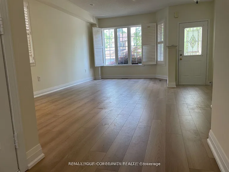 93 Starr Cres — Photo 2