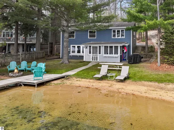 489 Peninsula Trl, Traverse City, MI 49696