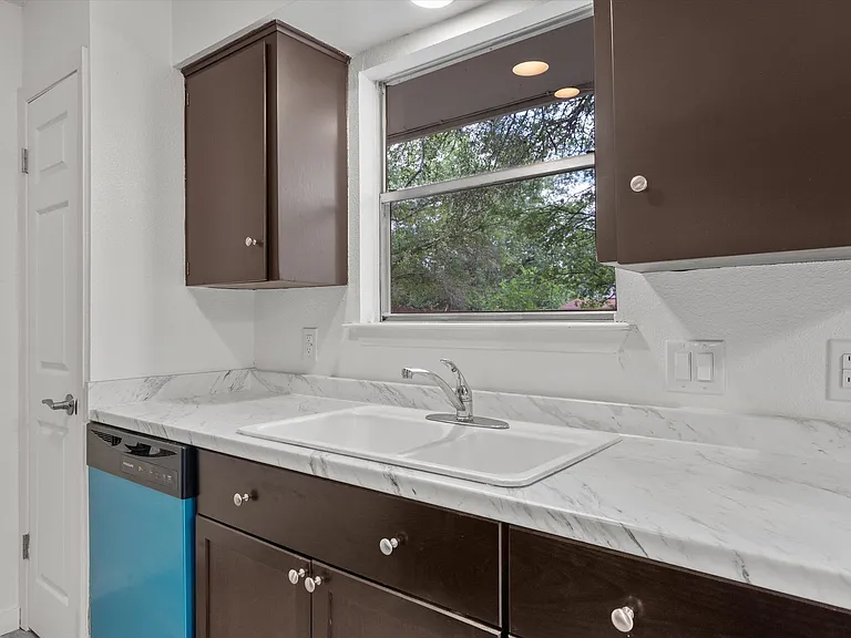 703 Huntingdon Pl — Photo 9
