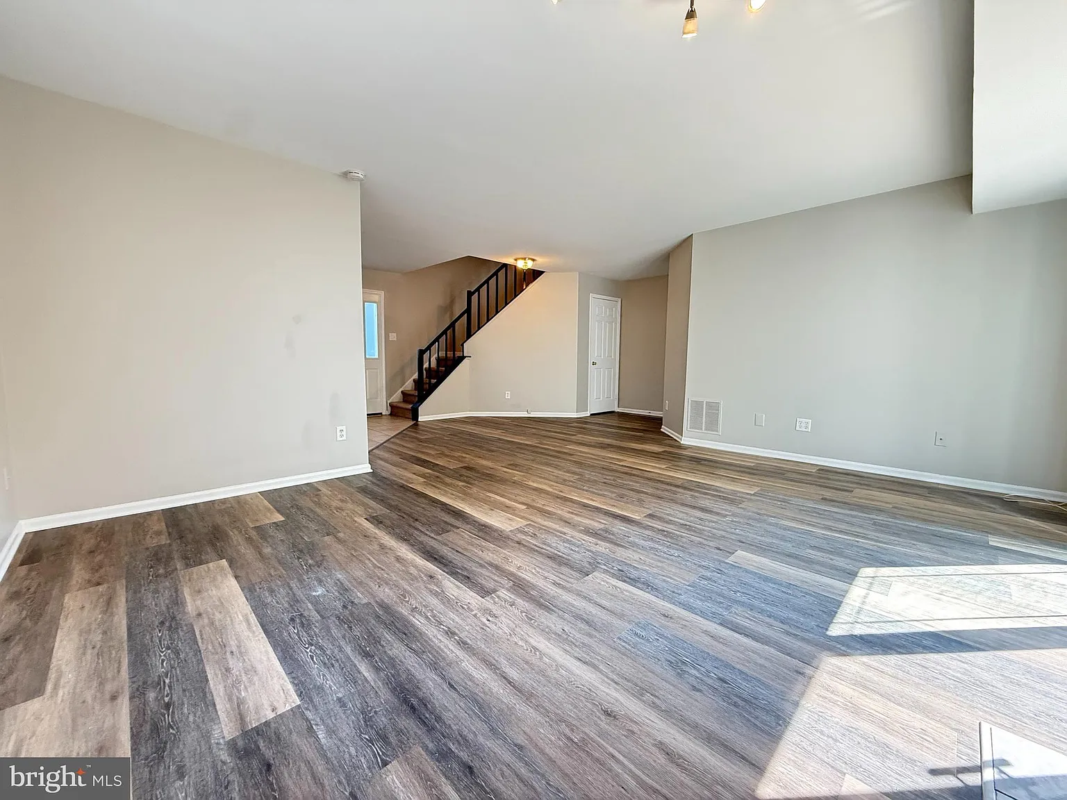 2 bed, 1.5 bath, 1420 sqft, $2,550 — Photo 3