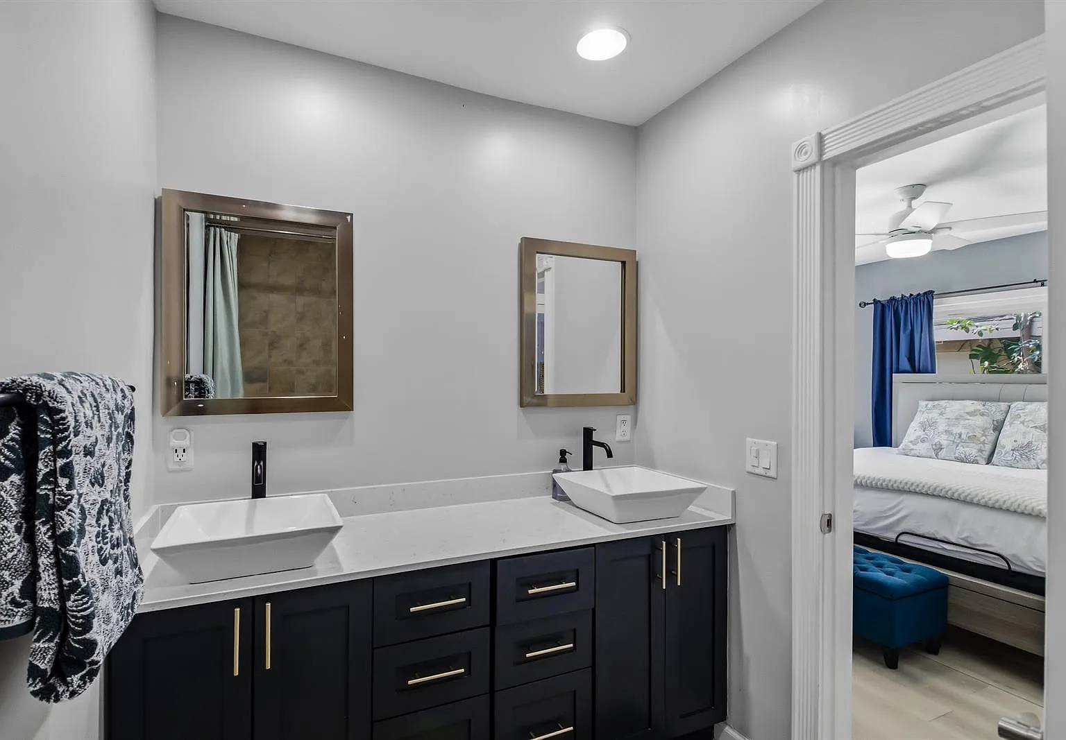 2 bed, 2.0 bath, 1271 sqft, $4,300 — Photo 3
