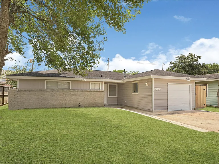 3816 Newton Dr — Photo 2