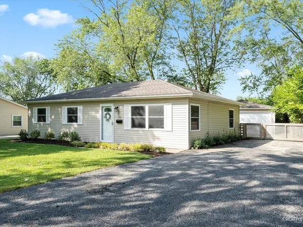 216 W Arrowhead St, North Aurora, IL 60542