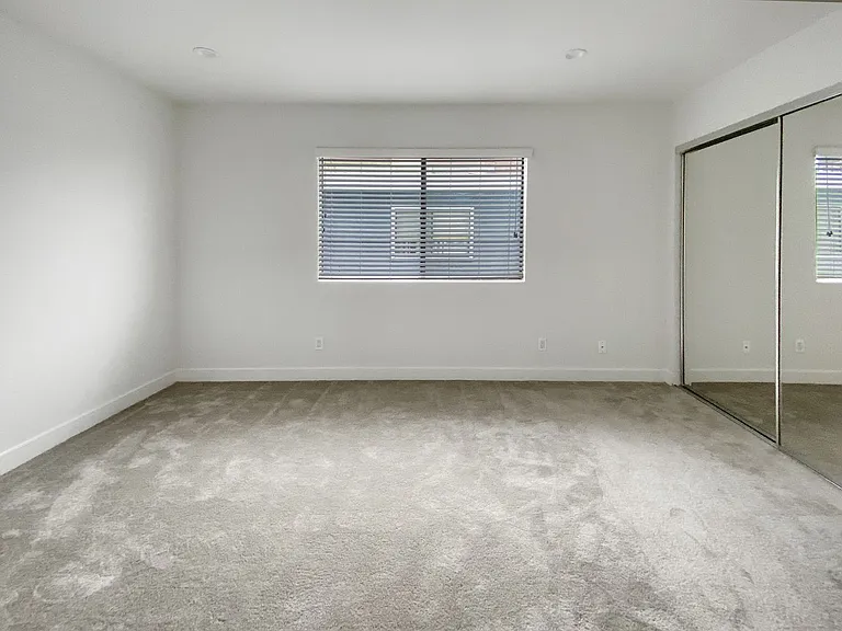 2 Bed, 2.5 Bath Townhouse Unit * North Glendale * Washer Dryer — Photo 16