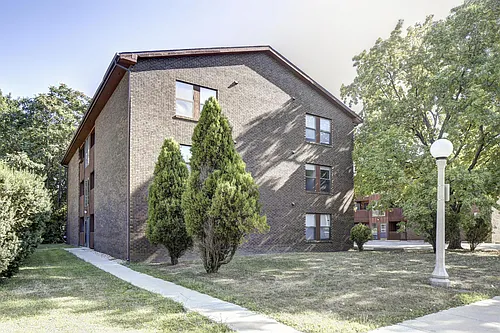 704 W Elm St Photo 1