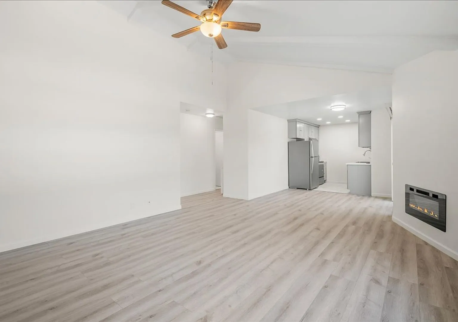 10315 Alpine — Photo 2