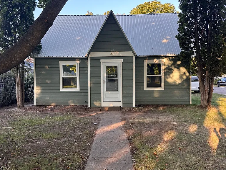 694 1st Ave — Photo 1