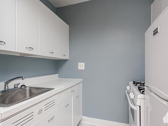 4th image of 1211 W Sherwin Ave #310