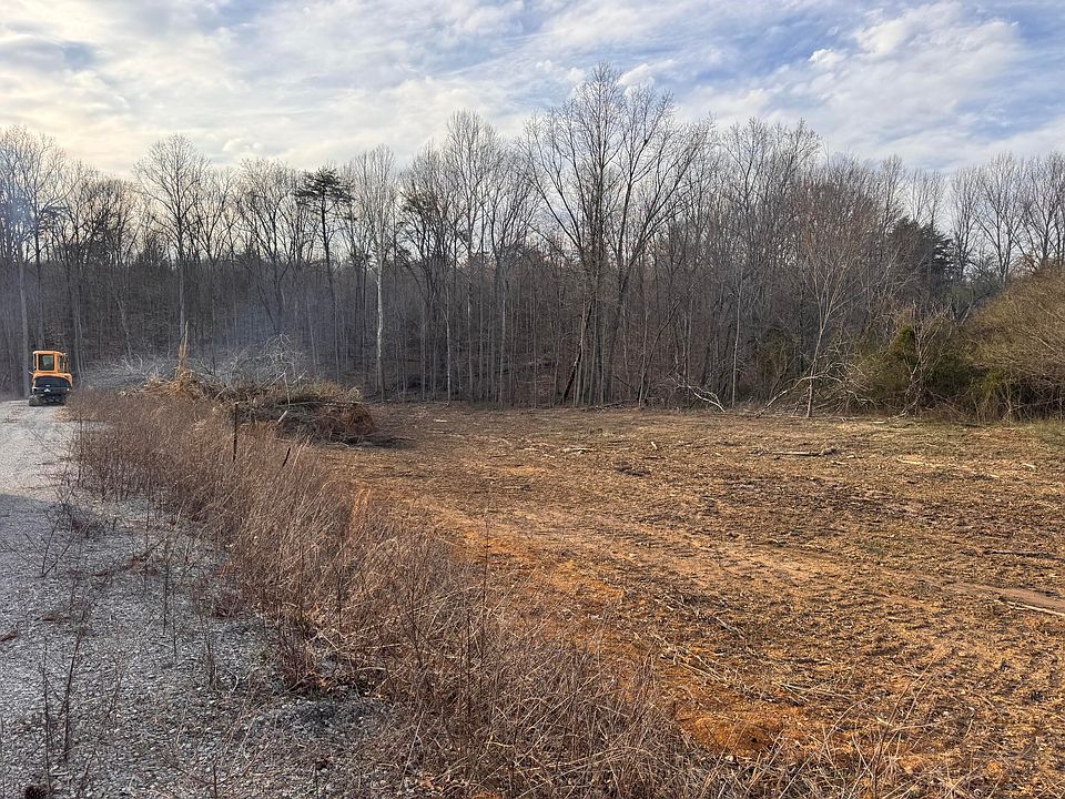 2nd image of 100 Pine Hollow Rd