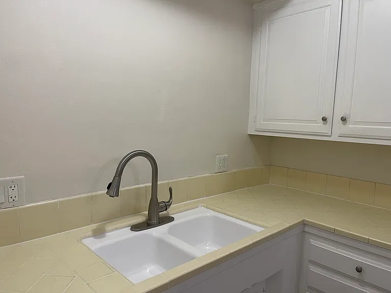 921 S Park Cir — Photo 6
