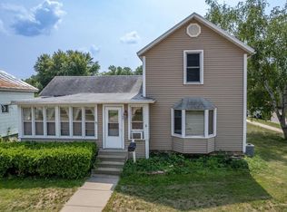 421 8th Ave, Baraboo, WI 53913